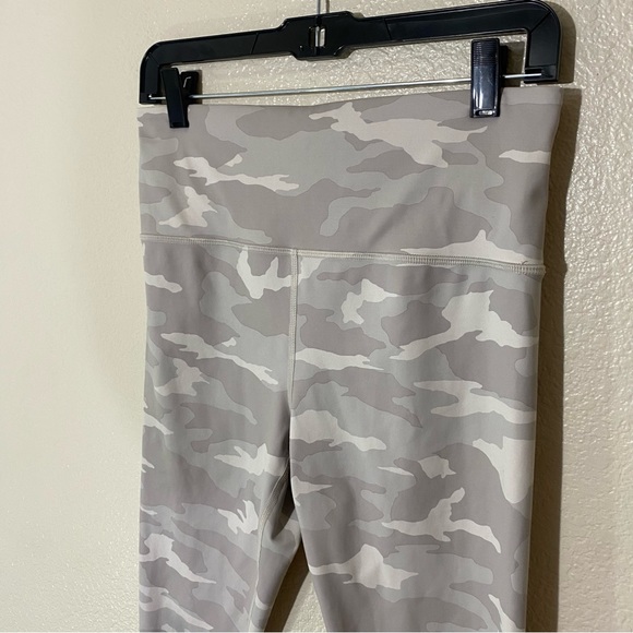 Athleta Elation 7/8 Tight Women’s Size M Gray Camo High Waist Pocket Stretch - Picture 4 of 9